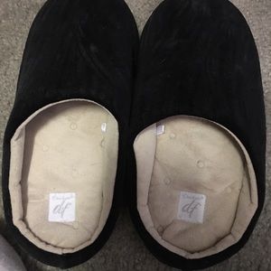 Dearfoam black/tan slippers